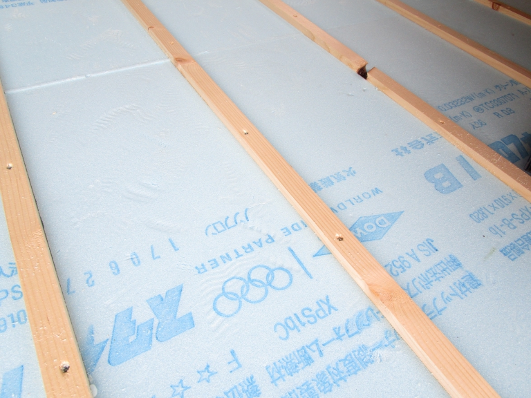 構造用合板を敷き直して畳の厚さに断熱材を